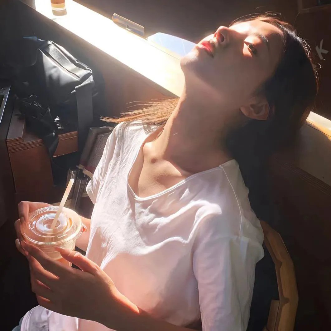 世界的中心 海报